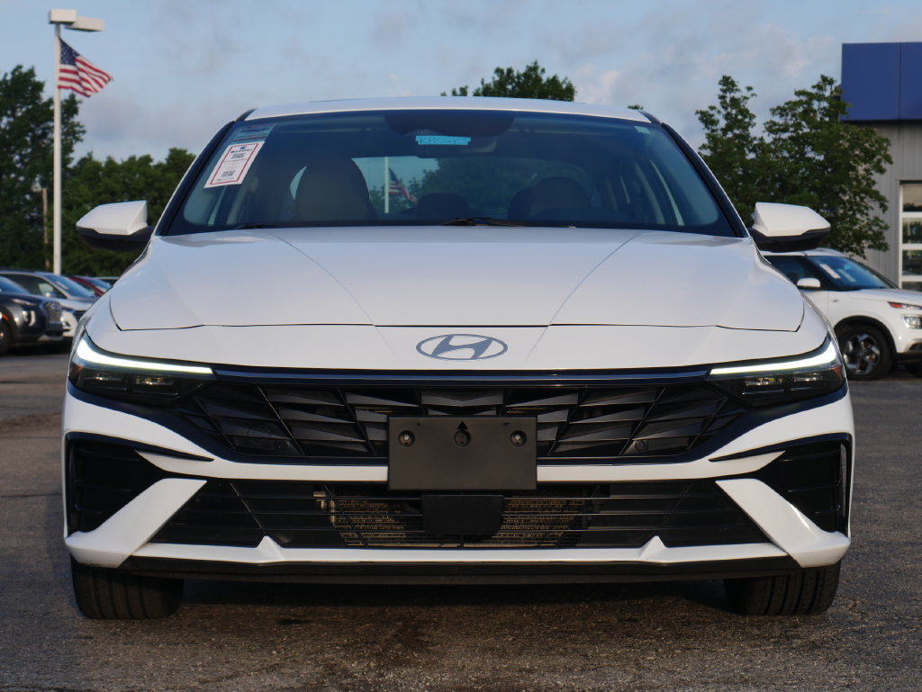 Used 2025 Hyundai Elantra Limited FWD image 5