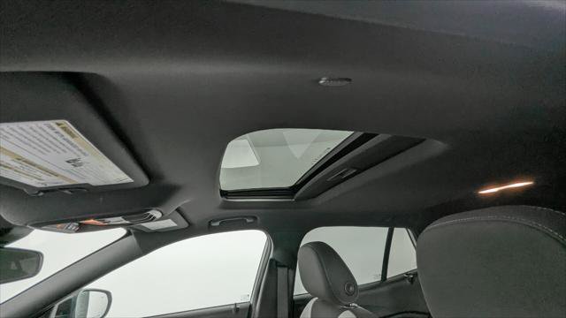 Used 2025 Chevrolet Trax RS w/ Sunroof Package FWD image 16
