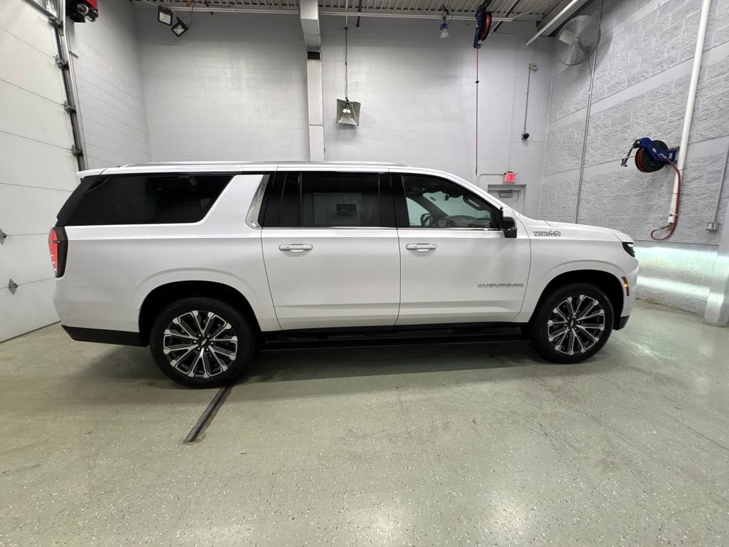 Used 2025 Chevrolet Suburban High Country AWD/4WD image 3