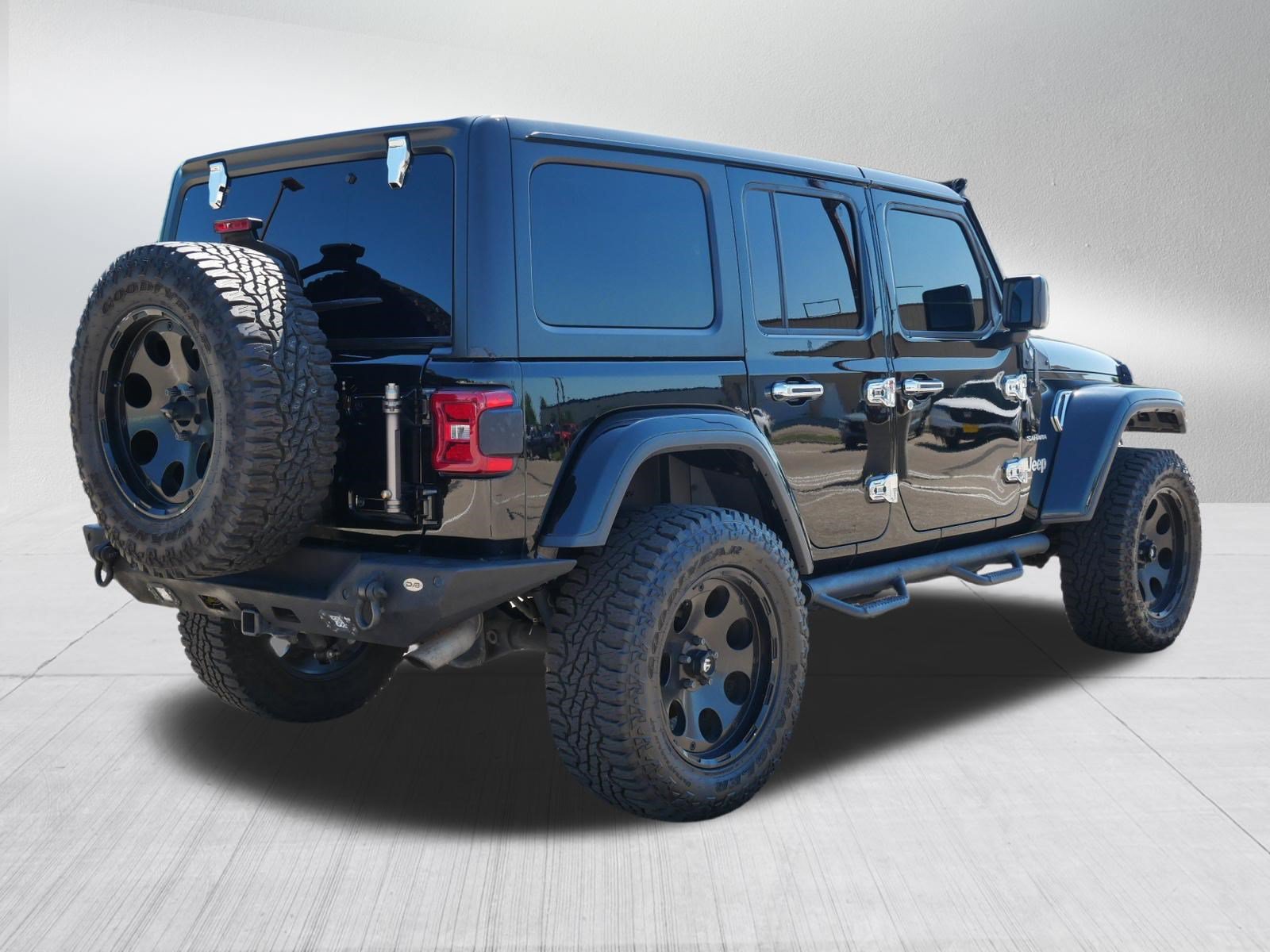 Used 2018 Jeep Wrangler Unlimited Sahara AWD/4WD image 7