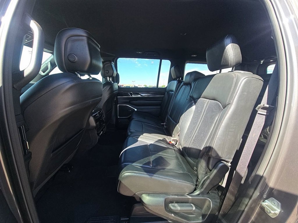 Used 2023 Jeep Wagoneer 4WD image 4