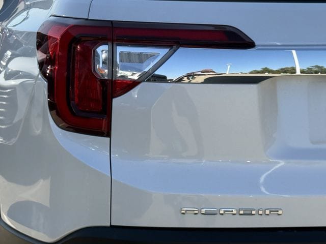 Used 2021 GMC Acadia SLT w/ Technology Package FWD image 6