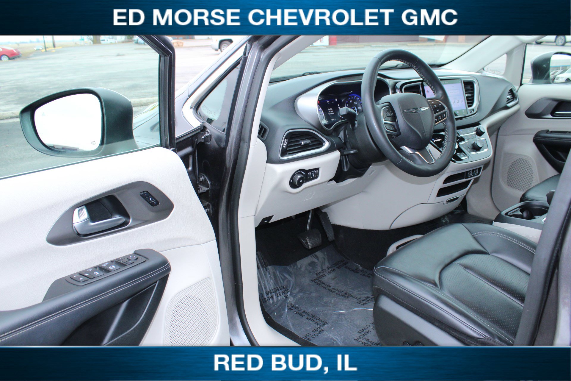 Used 2023 Chrysler Pacifica Touring-L image 6