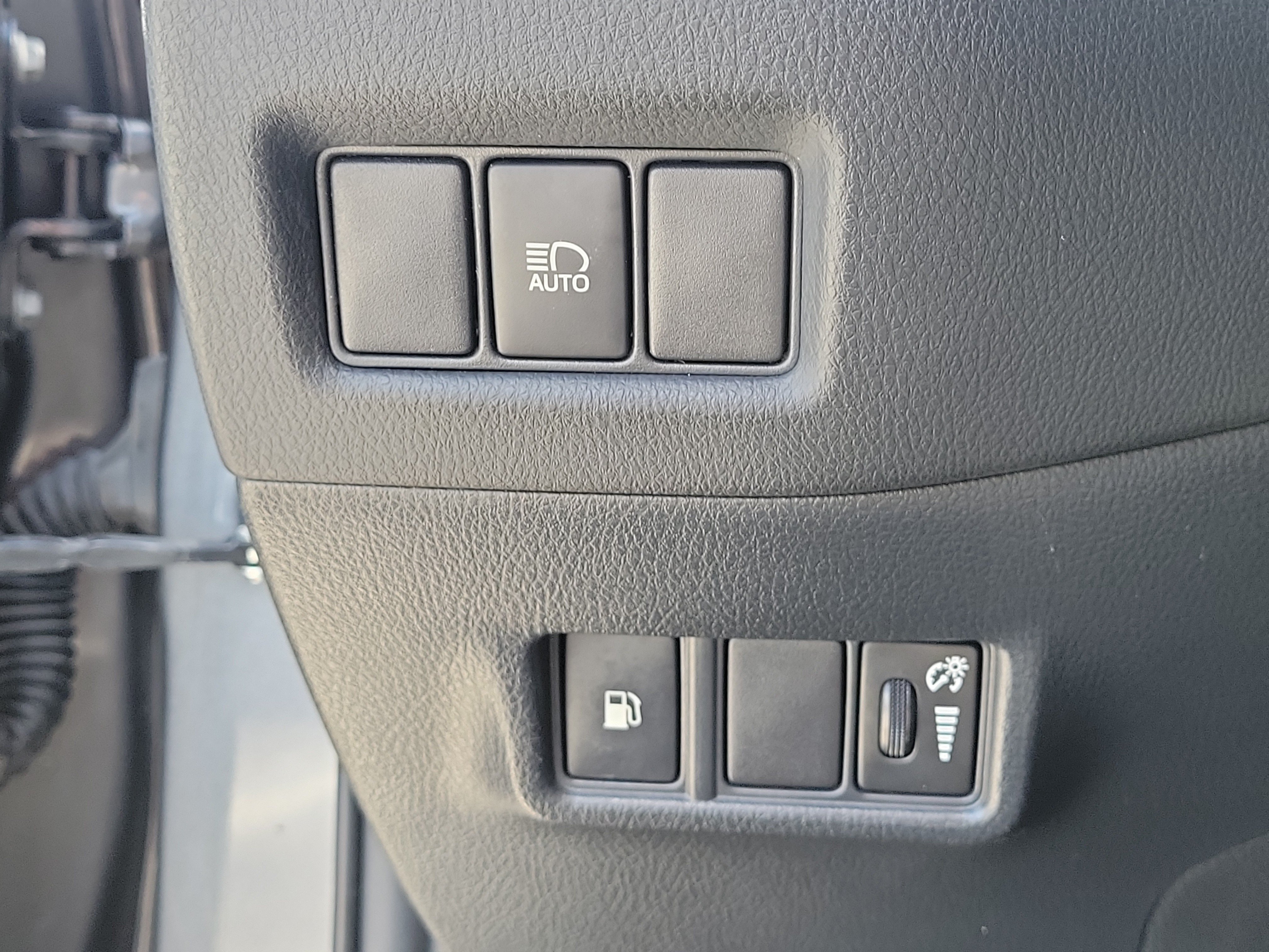 Used 2019 Toyota C-HR XLE FWD image 21