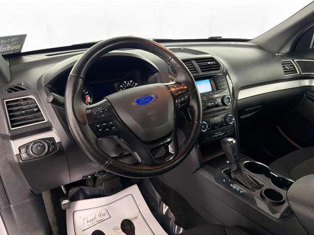 Used 2017 Ford Explorer XLT image 9