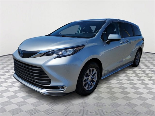 Used 2022 Toyota Sienna XLE image 3