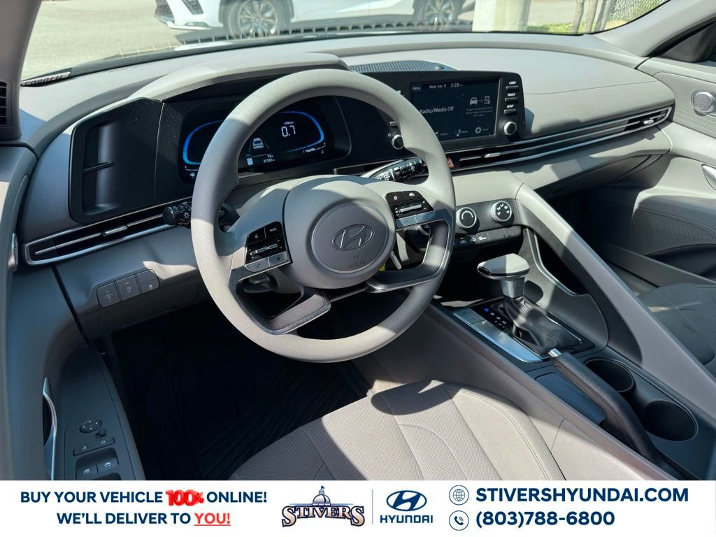 Used 2025 Hyundai Elantra SE image 16