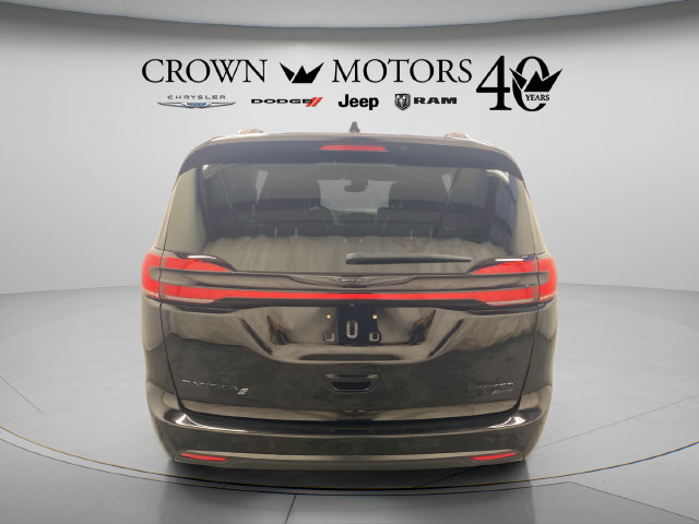 Used 2025 Chrysler Pacifica Limited AWD/4WD image 13