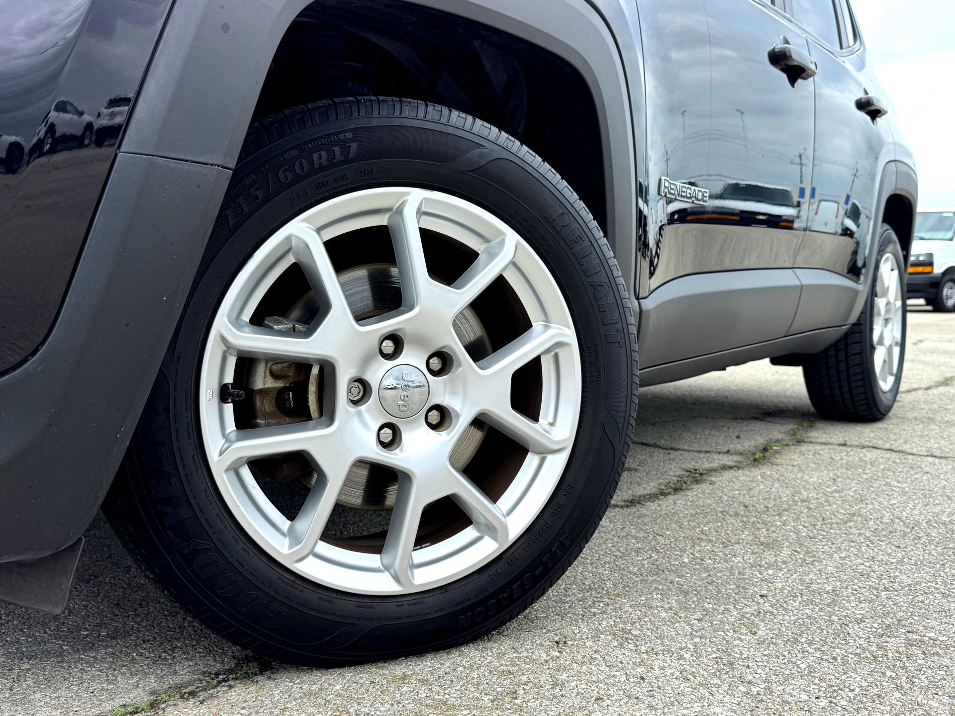 Used 2020 Jeep Renegade Latitude FWD image 2