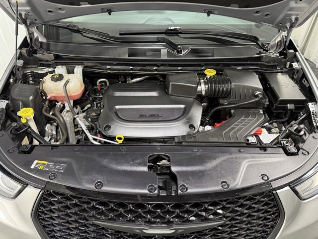 Used 2021 Chrysler Pacifica Touring-L w/ Uconnect Theater Family Group image 25