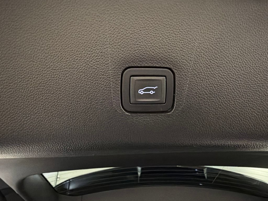 Used 2018 Chevrolet Traverse LT FWD image 38