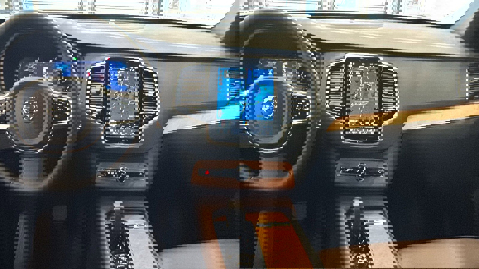 Used 2024 Volvo XC90 B6 Plus w/ Protection Package Premier image 11