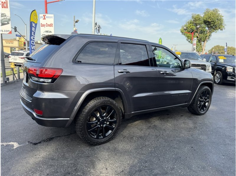 Used 2018 Jeep Grand Cherokee Altitude image 60