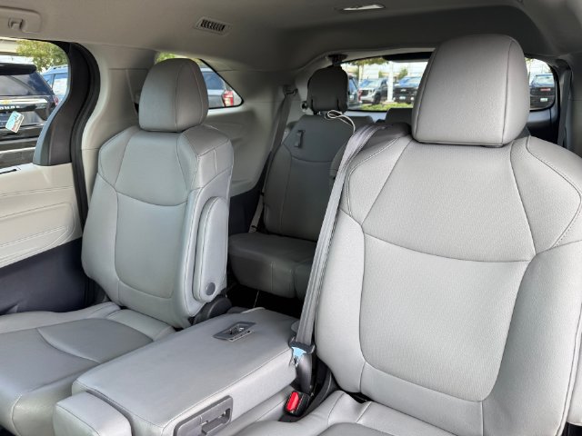 Used 2023 Toyota Sienna XLE FWD image 27