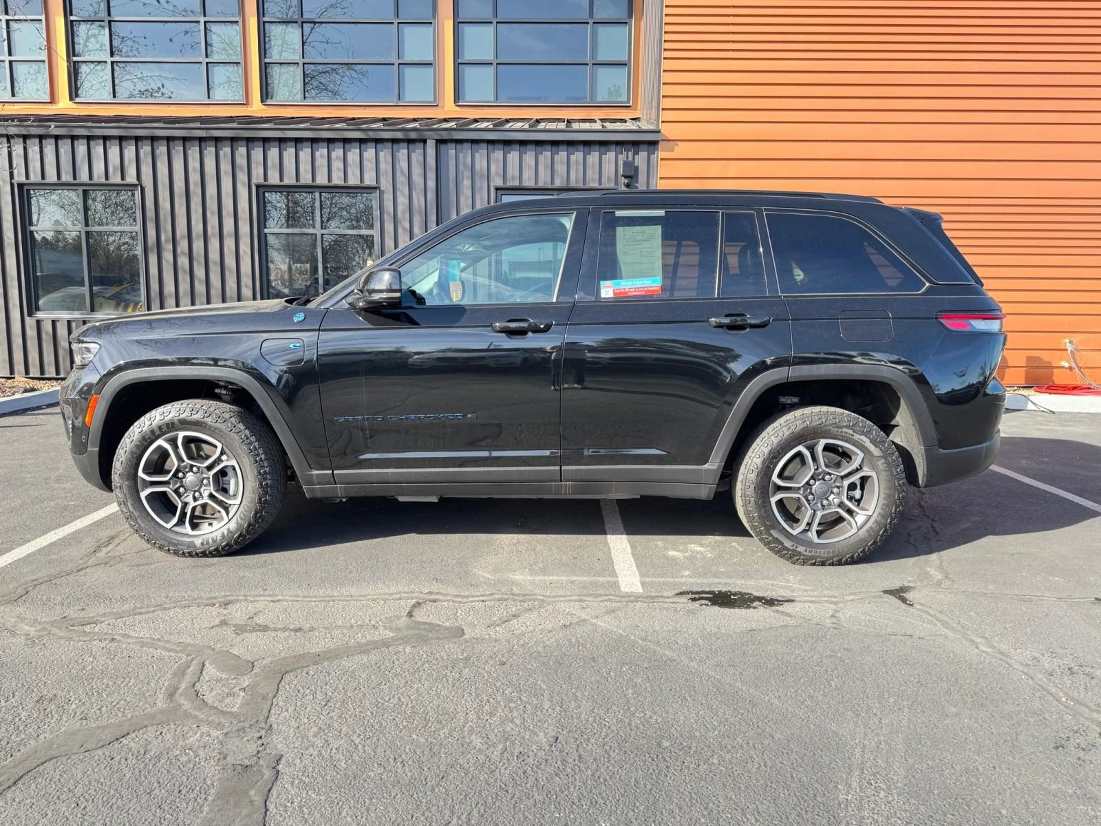 Used 2022 Jeep Grand Cherokee Trailhawk w/ Advanced Protech Group II AWD/4WD image 2
