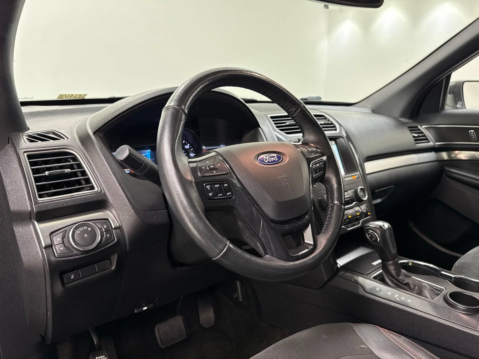 Used 2018 Ford Explorer XLT w/ Equipment Group 202A FWD image 12