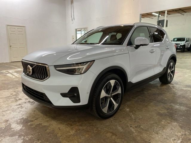 Used 2025 Volvo XC40 B5 Plus AWD/4WD image 1
