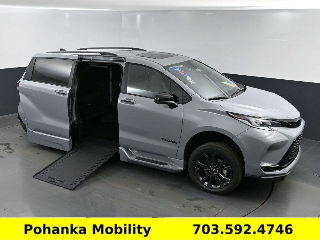 Used 2025 Toyota Sienna XSE image 16