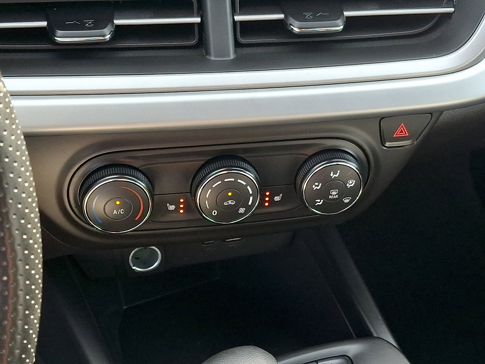 Used 2025 Chevrolet Trax RS w/ Sunroof Package FWD image 16