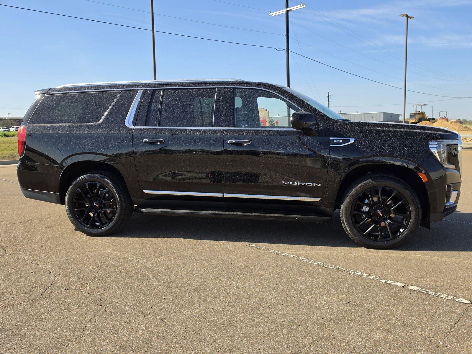 Used 2023 GMC Yukon XL SLT image 3