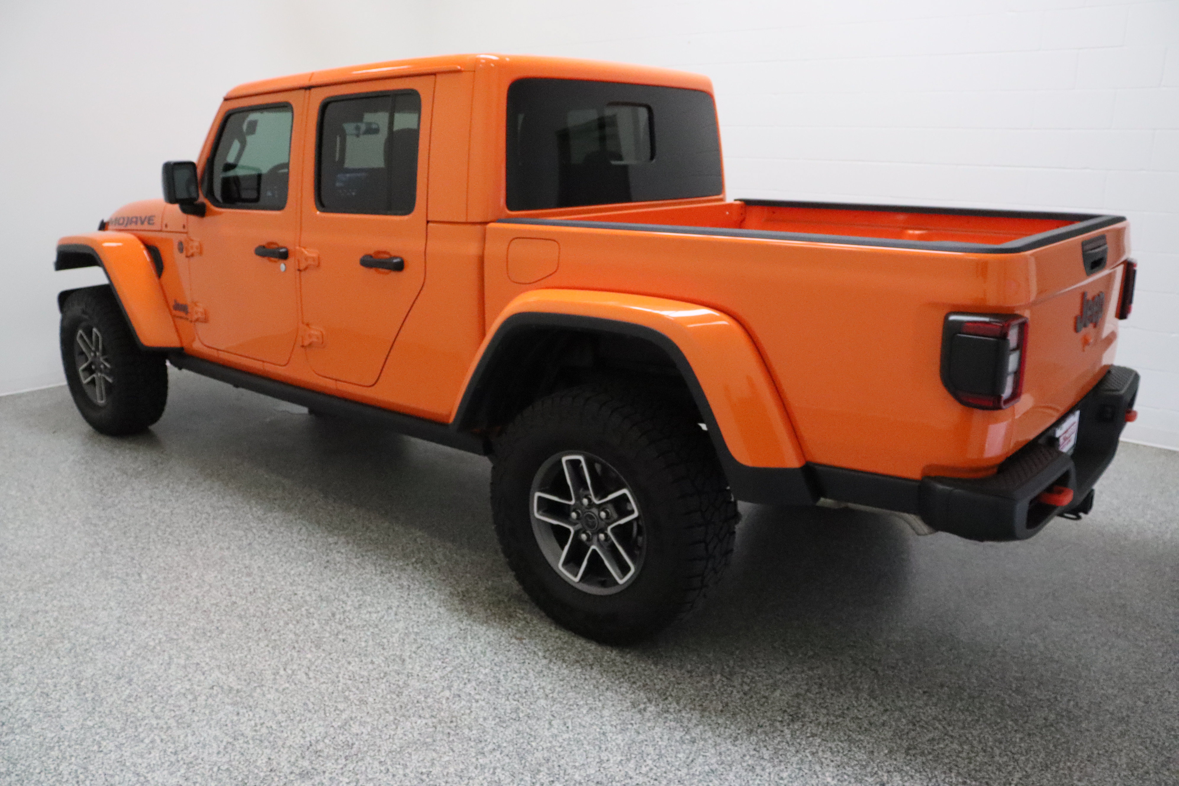 Used 2025 Jeep Gladiator Mojave w/ Convenience Group AWD/4WD image 9