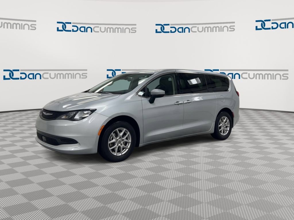 Used 2023 Chrysler Voyager LX image 4