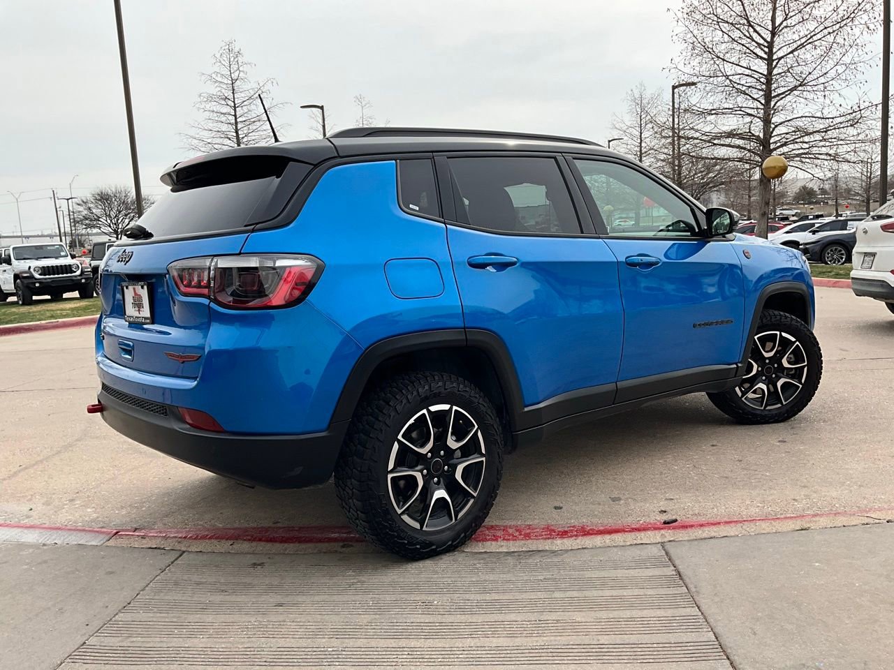 Used 2025 Jeep Compass Trailhawk image 6