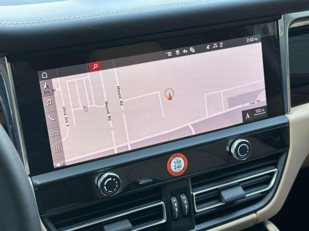 Certified 2025 Porsche Macan image 24