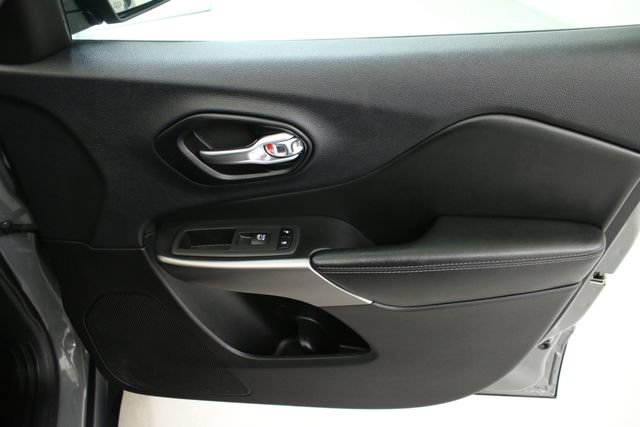 Used 2022 Jeep Cherokee Limited AWD/4WD image 31