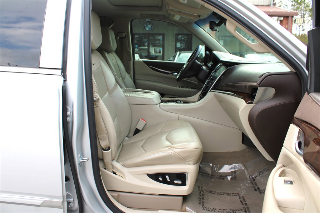 Used 2017 Cadillac Escalade ESV Luxury image 16