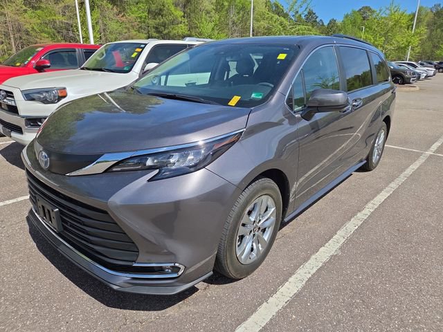 Used 2024 Toyota Sienna XLE w/ XLE Plus Package image 7