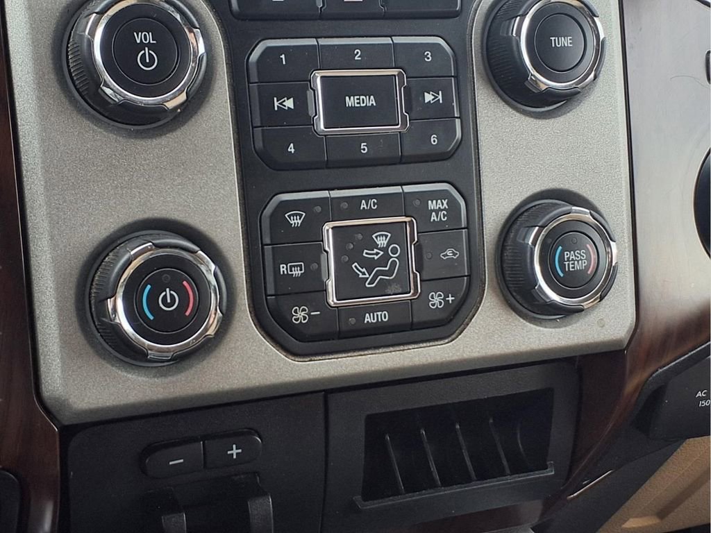 Used 2015 Ford F250 Lariat w/ Lariat Interior Package AWD/4WD image 8