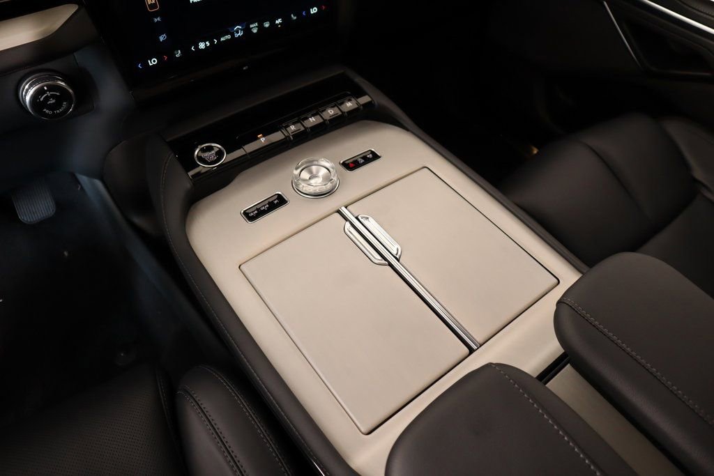 New 2025 Lincoln Navigator Reserve w/ Jet Appearance Package image 8