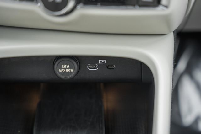 Certified 2024 Volvo XC40 B5 Ultimate w/ Protection Package Premier image 26