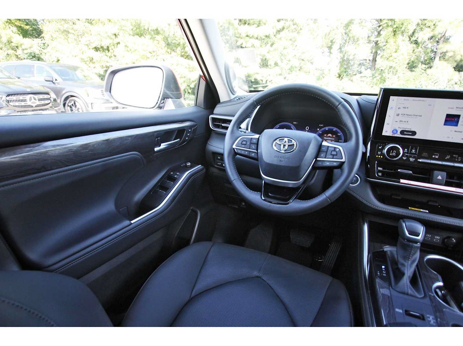 Used 2025 Toyota Highlander Platinum AWD/4WD image 6