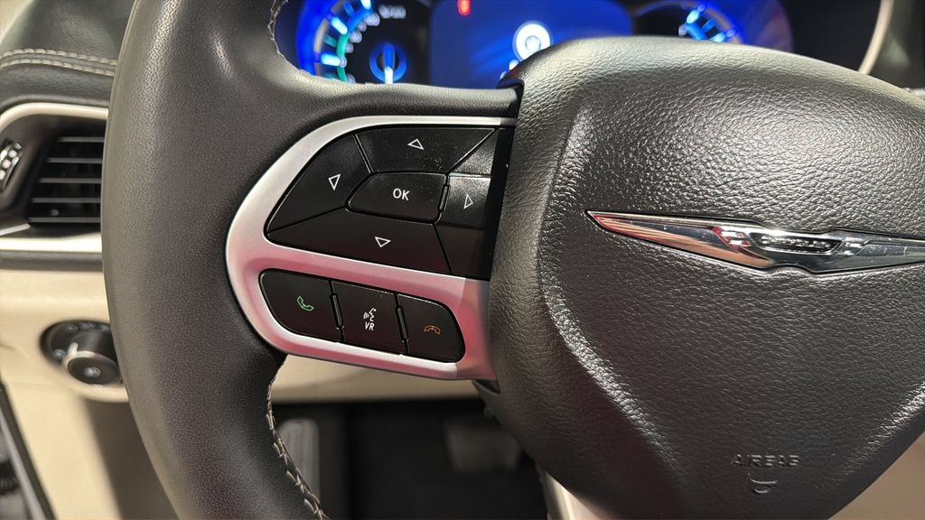 Used 2023 Chrysler Pacifica Touring-L FWD image 19
