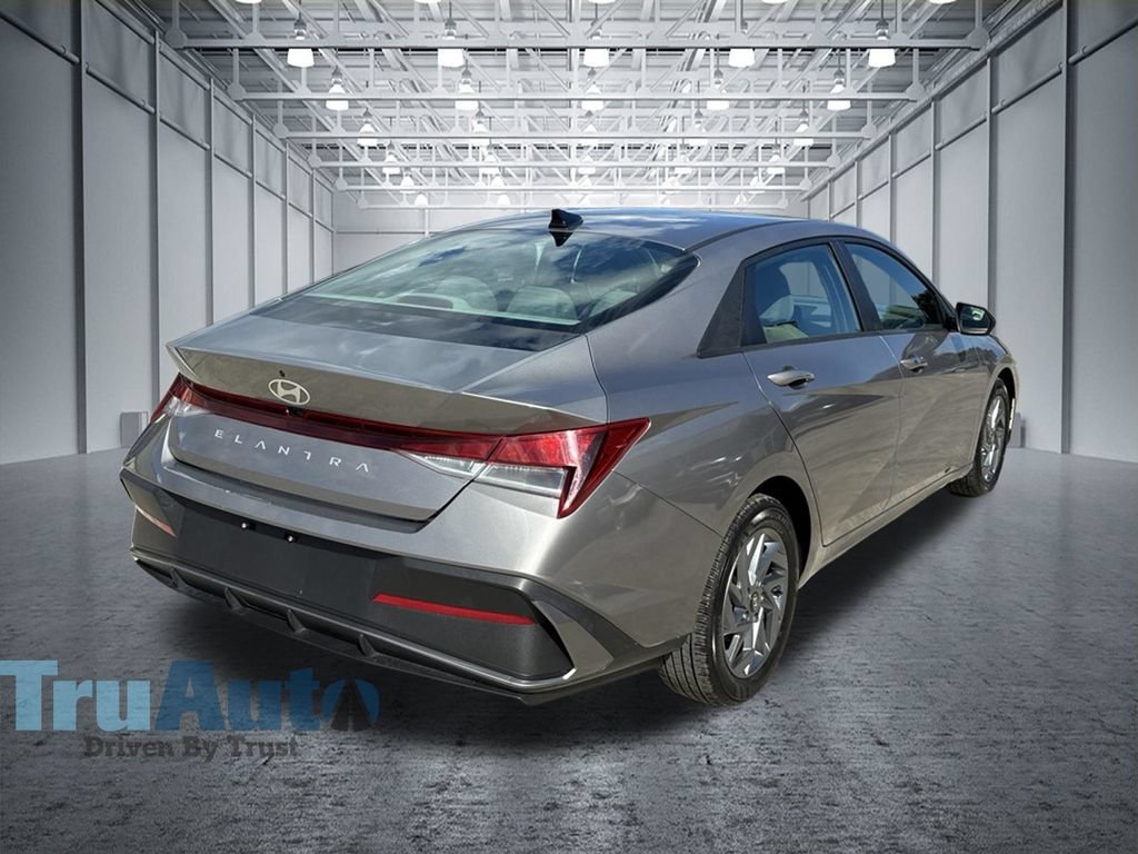 Used 2024 Hyundai Elantra SEL FWD image 8