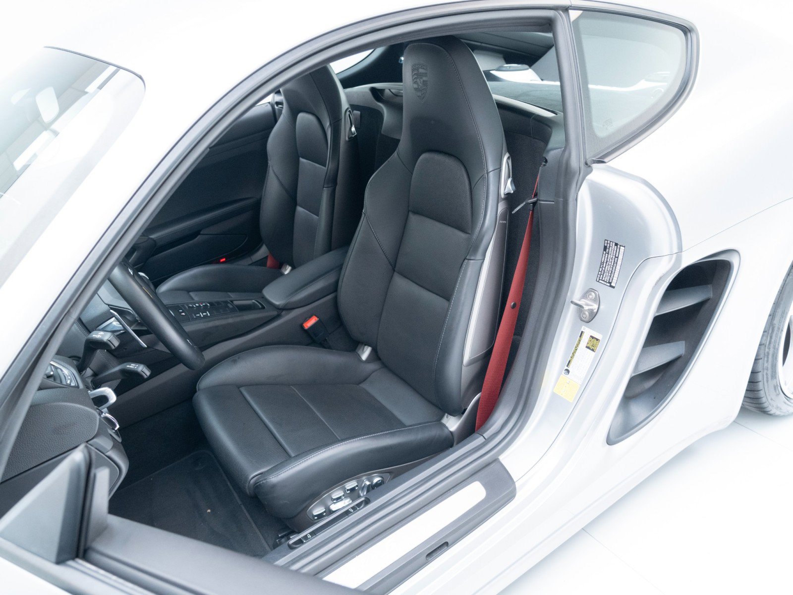 Certified 2025 Porsche 718 Cayman S RWD image 5