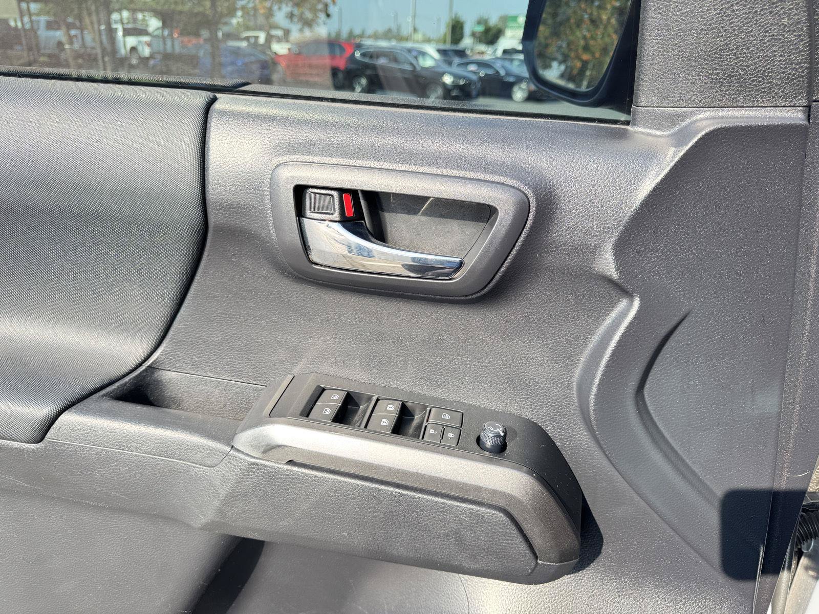 Used 2020 Toyota Tacoma TRD Off-Road w/ Technology Package AWD/4WD image 7