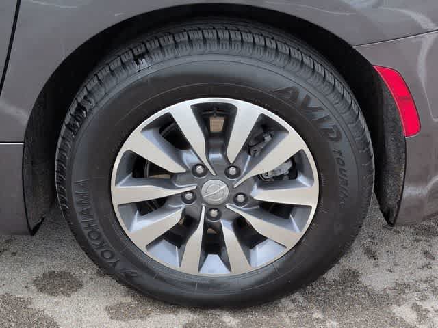 Used 2020 Chrysler Pacifica Limited w/ Advanced Safetytec Group FWD image 14