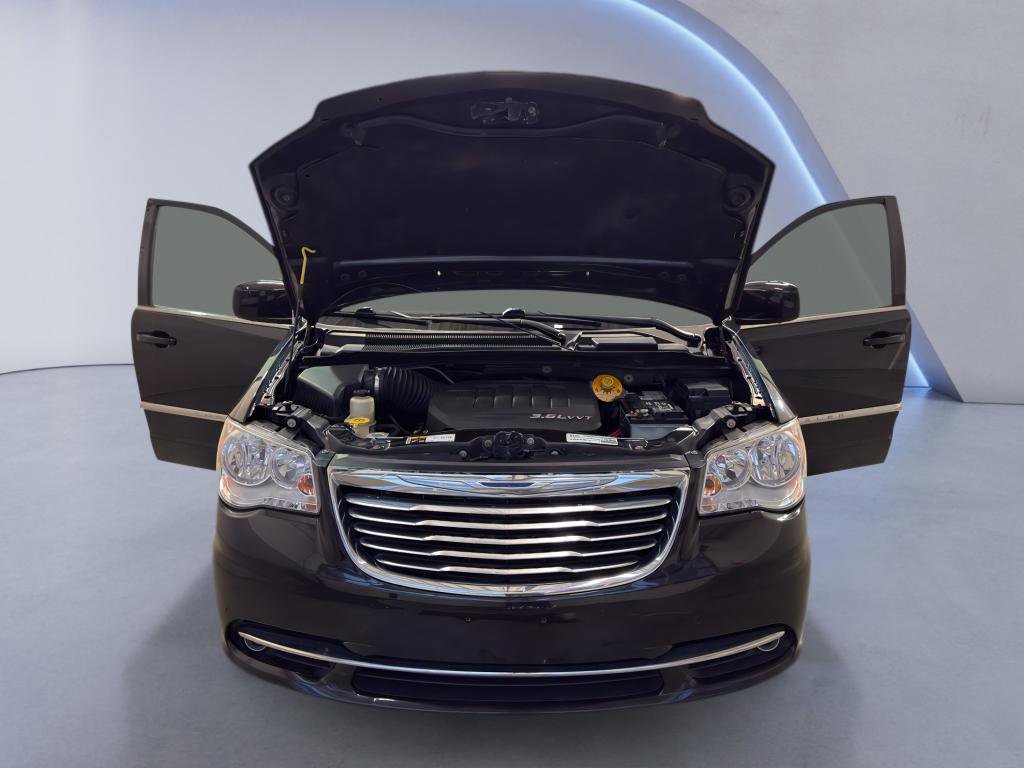 Used 2016 Chrysler Town & Country Touring image 8