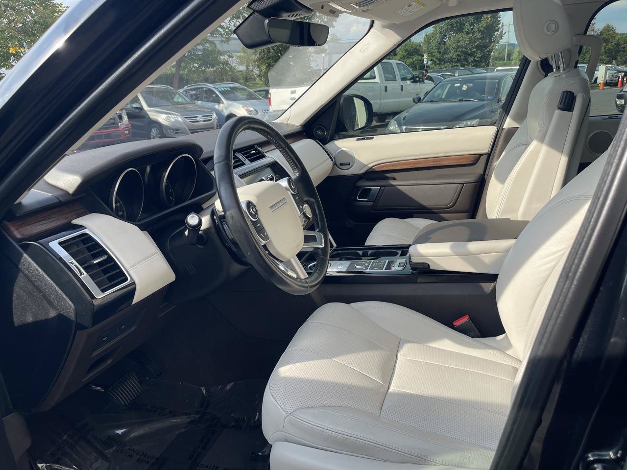 Used 2017 Land Rover Discovery HSE AWD/4WD image 23