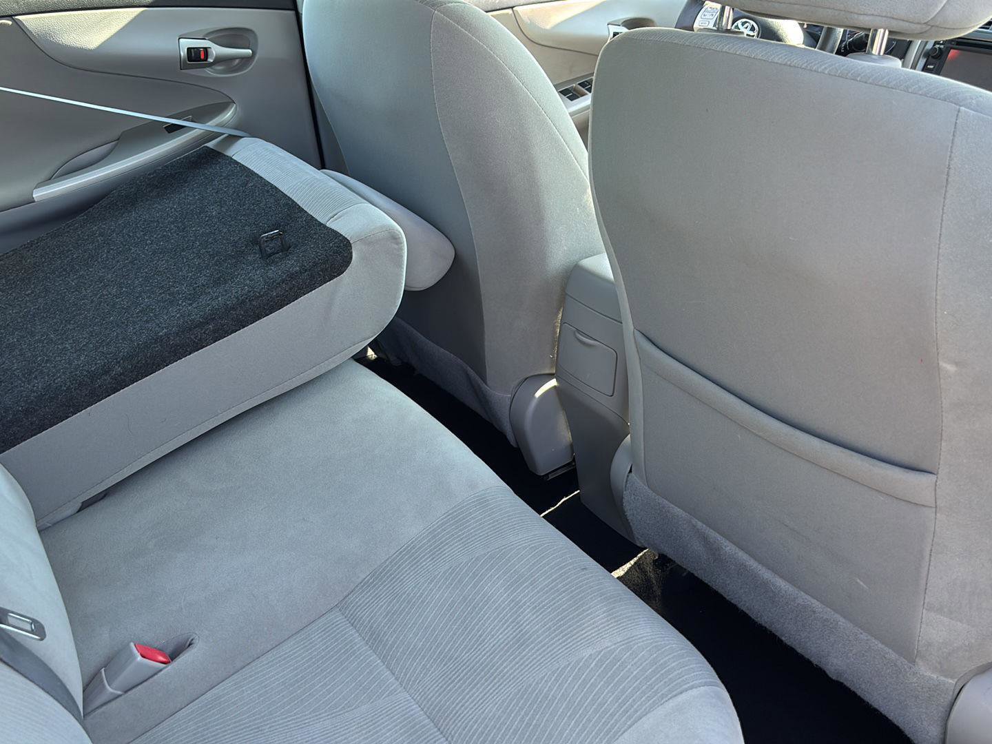 Used 2013 Toyota Corolla LE FWD image 18