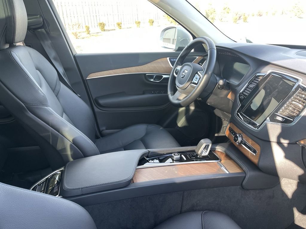 Used 2025 Volvo XC90 B6 Plus image 42