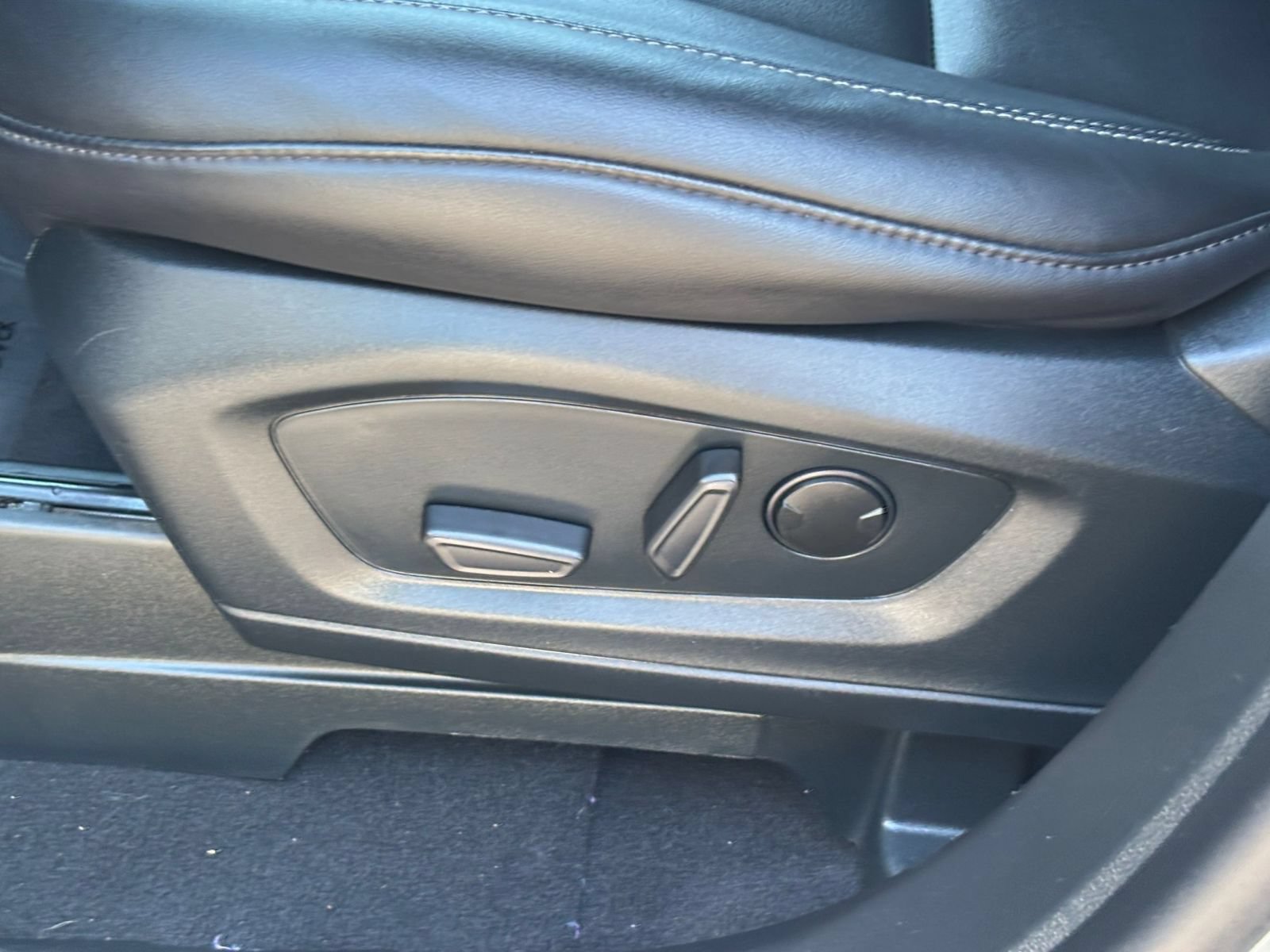 Used 2024 Ford Explorer XLT w/ Equipment Group 202A RWD image 21