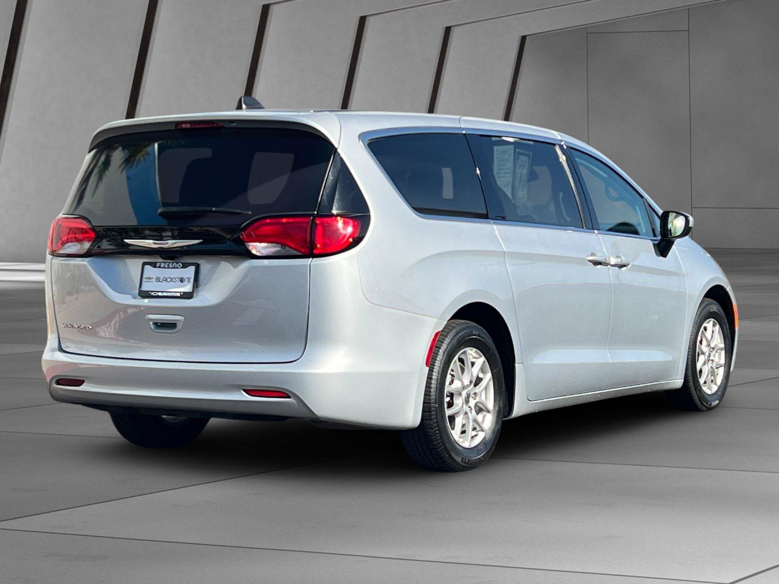 Used 2023 Chrysler Voyager LX FWD image 4