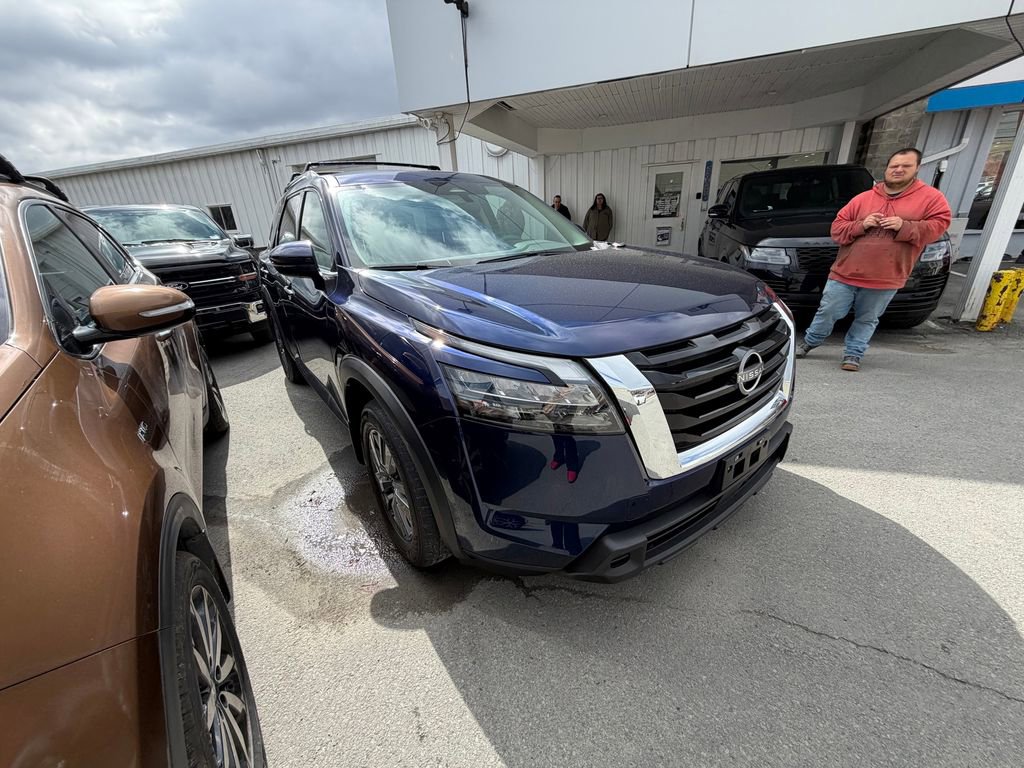 Used 2024 Nissan Pathfinder SV AWD/4WD image 7
