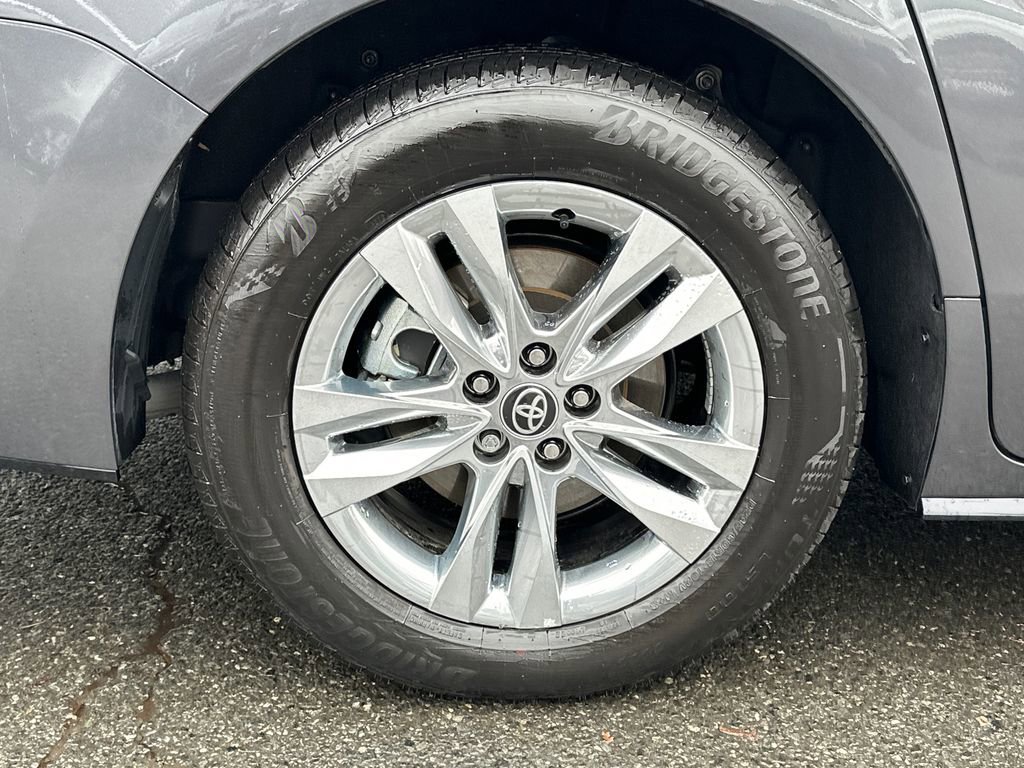 Used 2025 Toyota Sienna Limited image 8