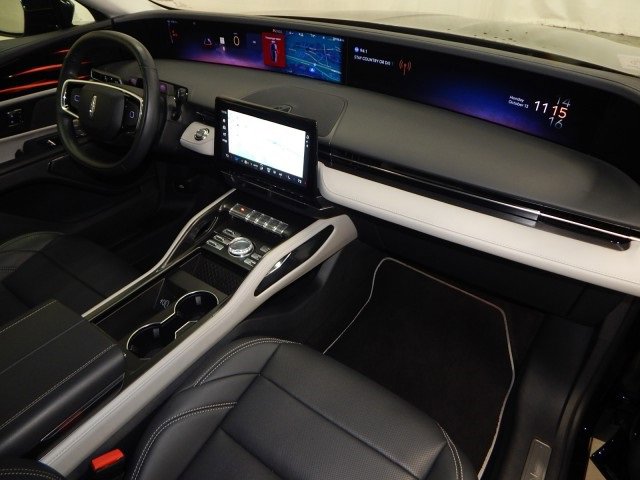 Used 2024 Lincoln Nautilus Premier image 16