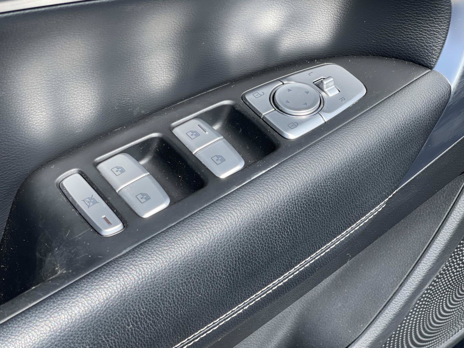 Used 2019 Genesis G70 2.0T Advanced RWD image 18